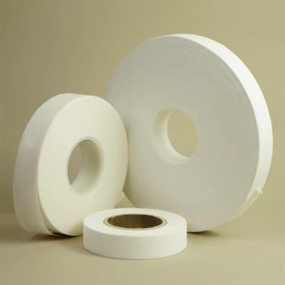 Рулон белой нетканой ткани